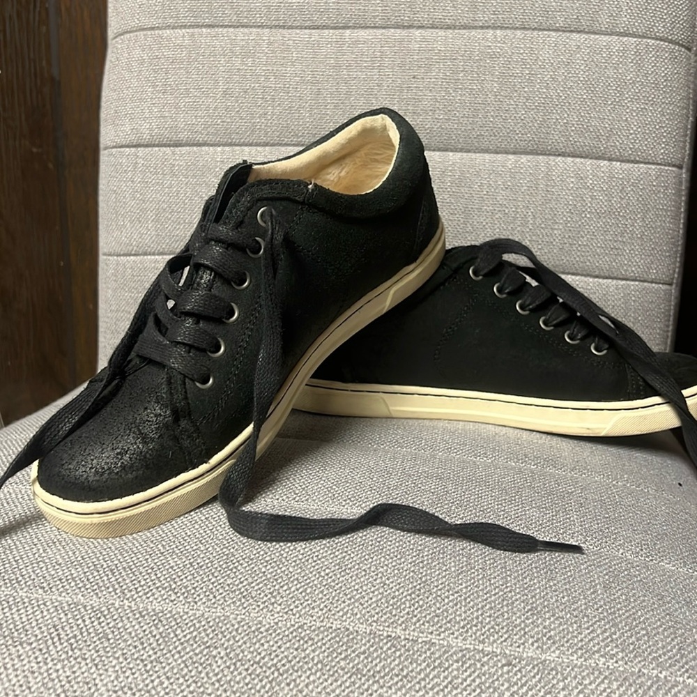 UGG AUSTRALIA WOMENS TOMI SNEAKER SIZE US 7 BLACK SUEDE 1008487 CLEAN LACE UP